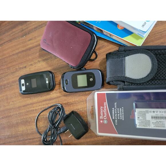 Lot of flip phones and accessories Motorola, lg and more - Picture 4 of 5